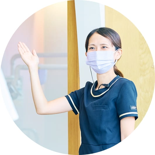 見学に来た方を笑顔で迎えるスタッフ