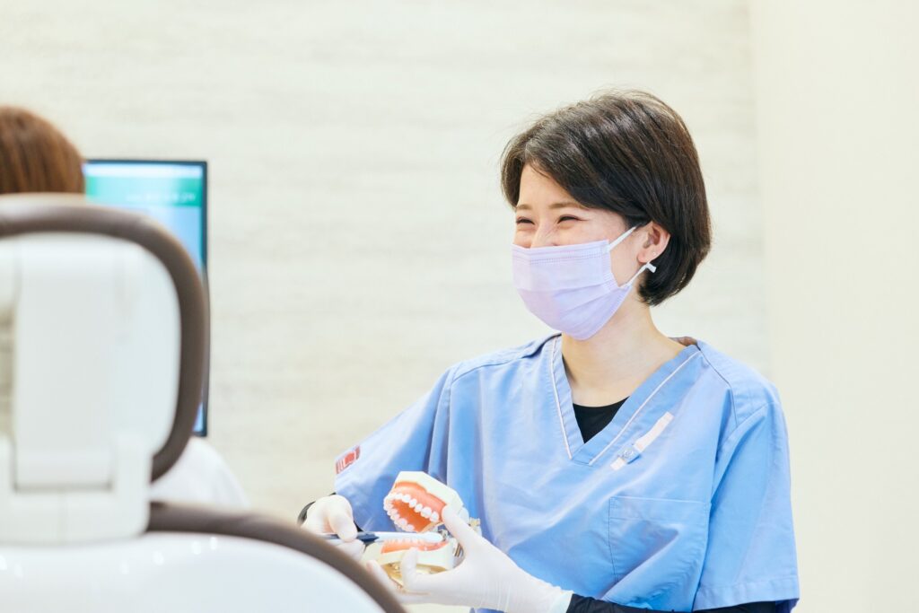 くるみ歯科こども歯科 歯の模型を使って説明する歯科医師
