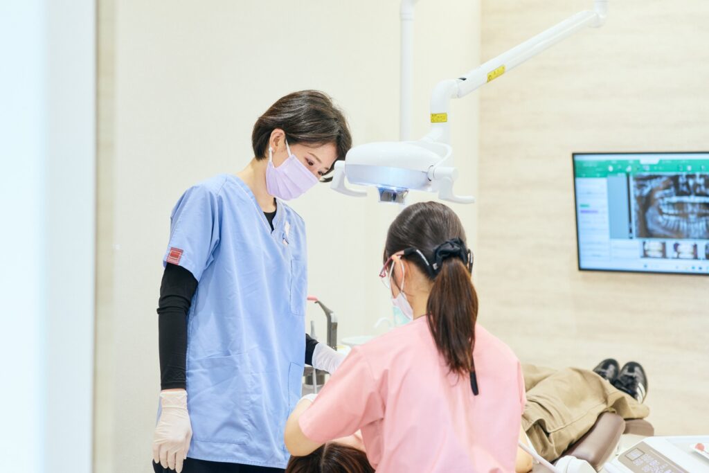 くるみ歯科こども歯科 治療の説明をする歯科医師とスタッフ