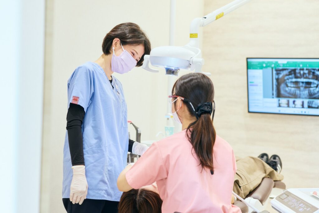 くるみ歯科こども歯科　患者さんを診療する歯科医師
