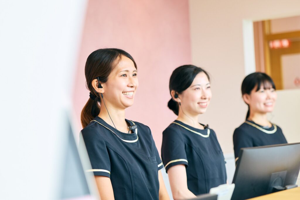 くるみ歯科こども歯科　受付で笑顔のスタッフ