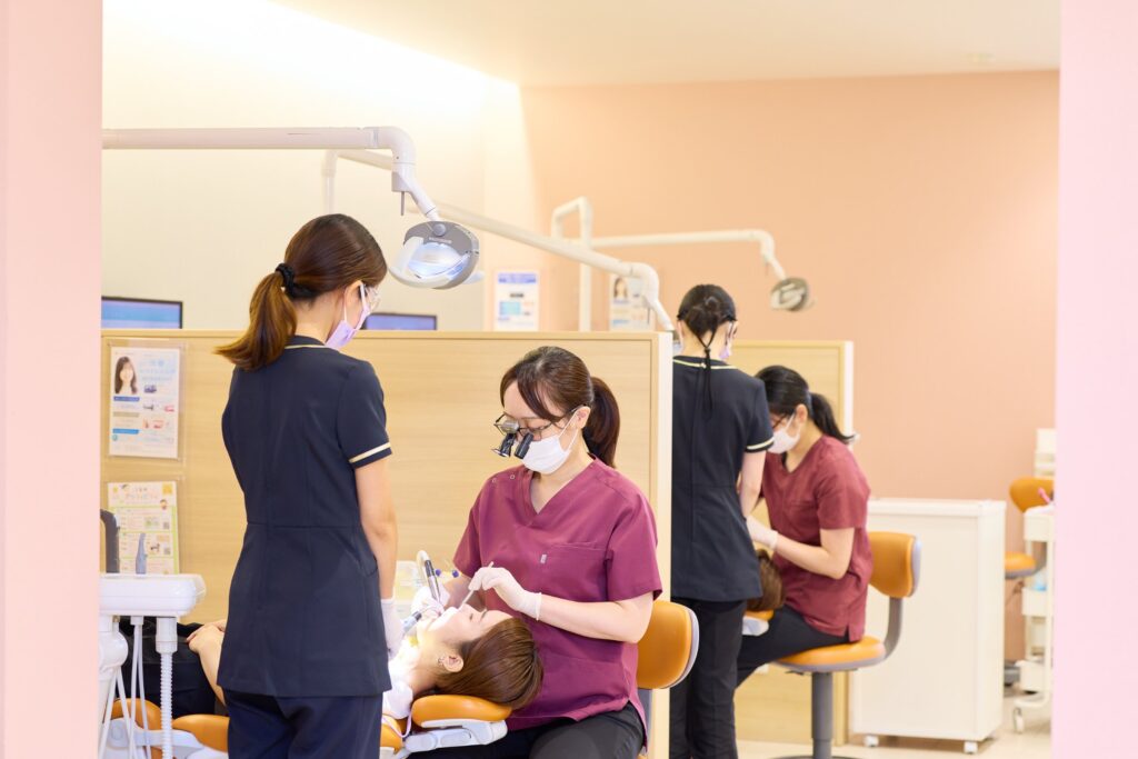 くるみ歯科こども歯科 診療室で打ち合わせをするスタッフ