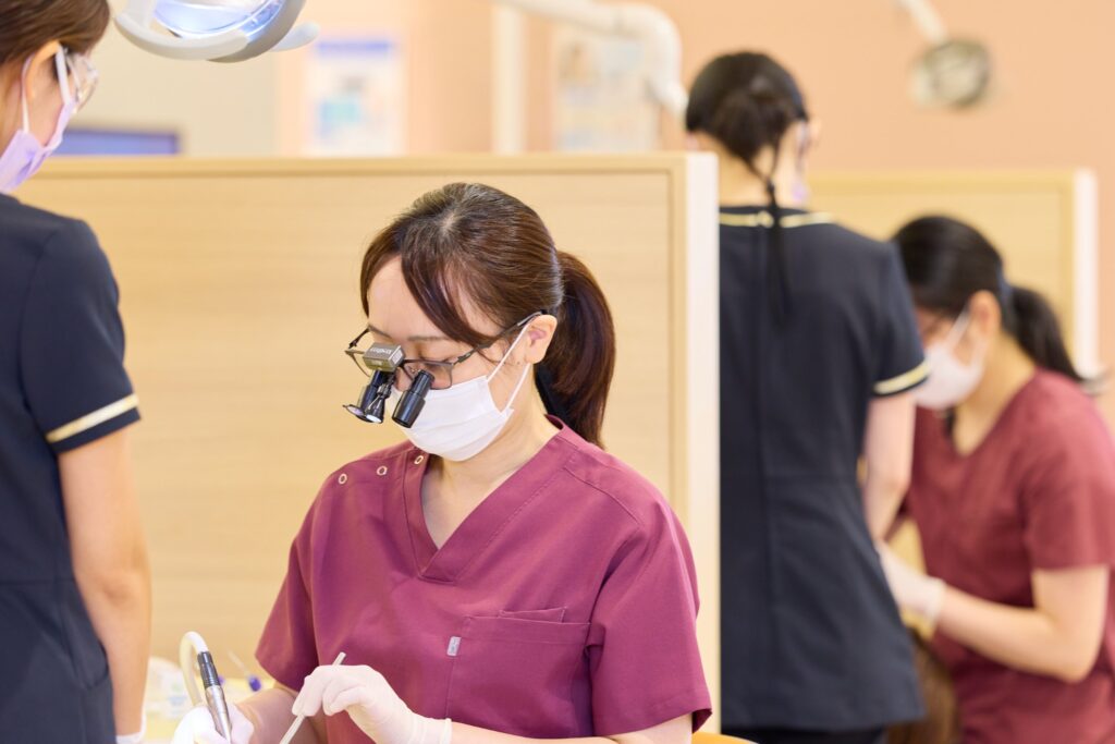 くるみ歯科こども歯科　診療中の歯科衛生士とスタッフ